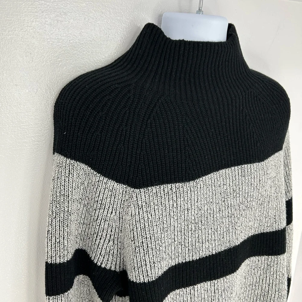 Banana Republic Italian Merino‎ Blend Chest Stripe Sweater Size Large Black Gray